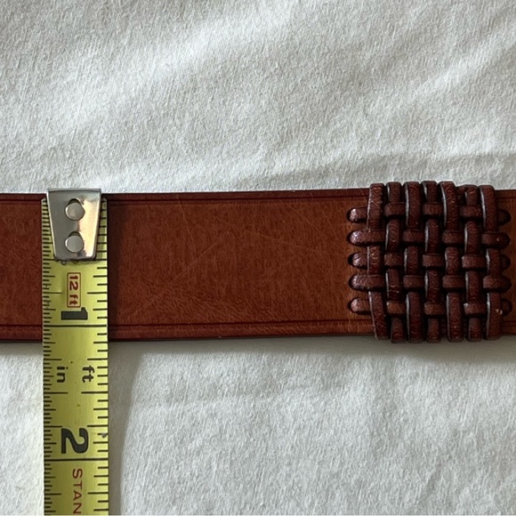 Fossil leather with basket weave 30-32 x 1-1/8. Good to very good condition. - Picture 7 of 7